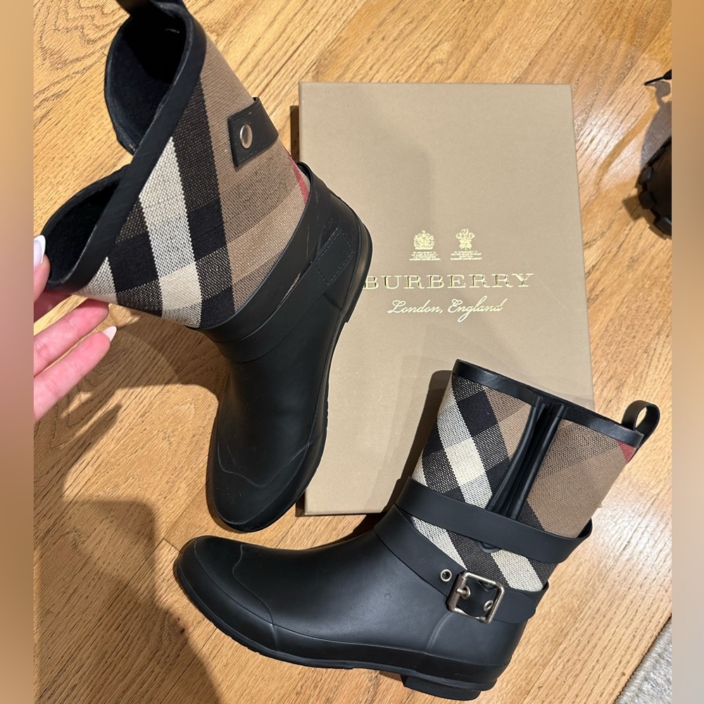 BURBERRY Rain Boots: Burberry check classic.